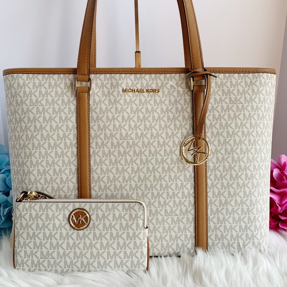 Michael Kors Handbags - MICHAEL KORS SADY LARGE TOTE WITH WRISTLET🌸